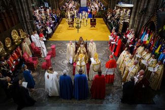 Король Карл III и архиепископ Кентерберийский во время церемонии коронации в Вестминстерском аббатстве. На голове Карла — корона святого Эдуарда