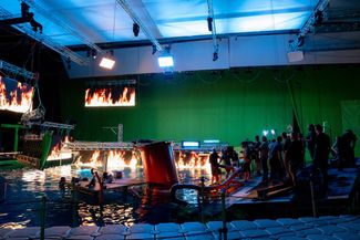 Джеймс Кэмерон и съемочная команда «Аватара» на съемках подводных сцен «Пути воды» 