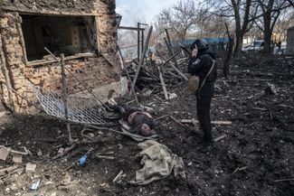Украинский военный у тела погибшего мирного жителя