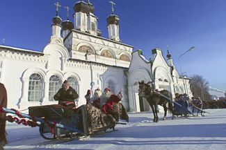 Праздничный выезд Санта-Клауса и Деда Мороза на улицы Великого Устюга. 24 октября 2000 года