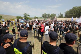 Полиция и погромщики на месте проведения фестиваля Tbilisi Pride Fest