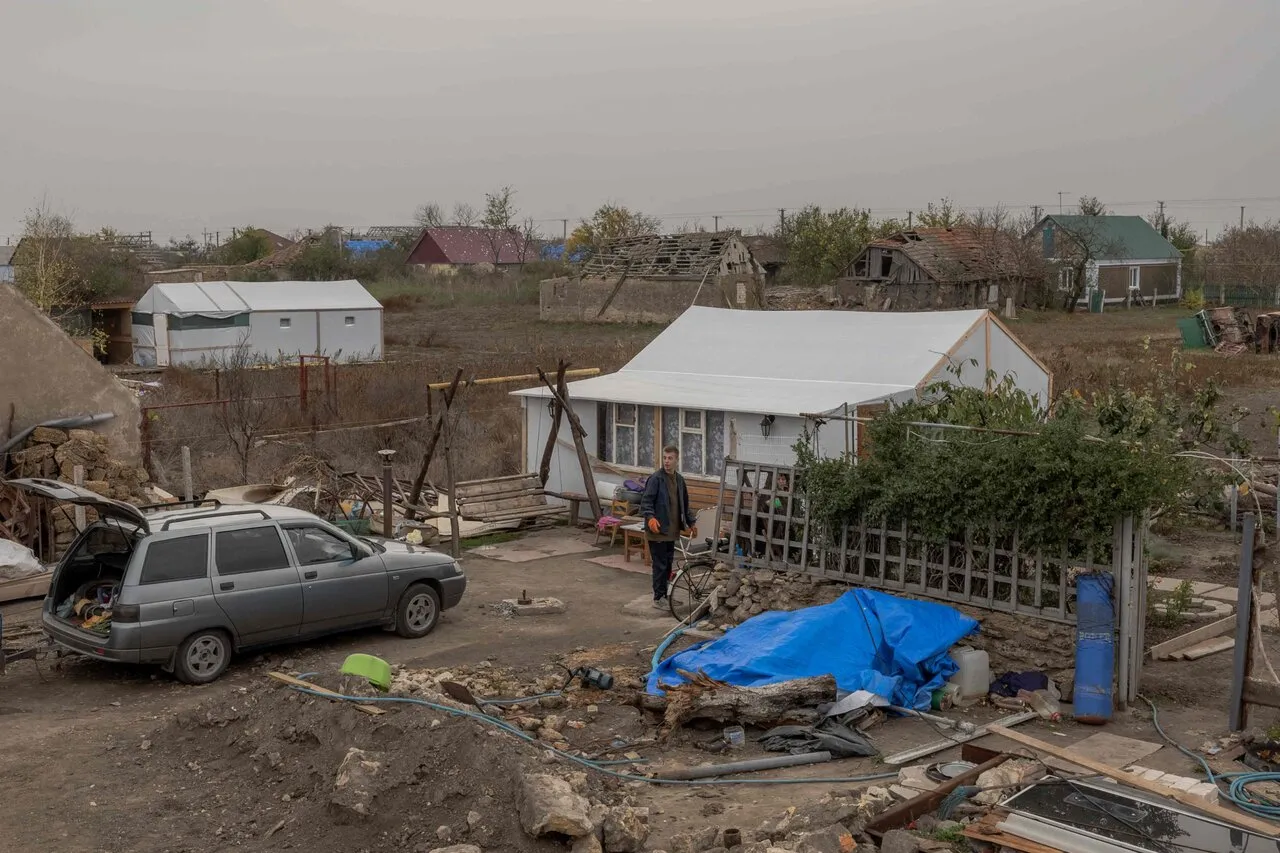 Посад-Покровское в Херсонской области полностью перестроят: здесь не  осталось целых зданий. В центре села сохранят фасад Дома культуры — как  символ российской агрессии Шестьсот двадцатый день войны. Фотографии —  Meduza