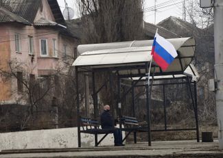 Флаг России на остановке в ДНР