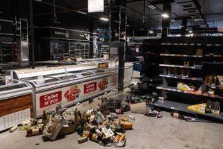 Жители городов, оказавшихся в зоне боевых действий, сталкиваются с нехваткой продуктов питания и медикаментов. На фото магазин в Ирпене.