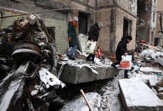 Местные жители выносят найденные вещи из дома, разрушенного в результате российского обстрела. В Минобороны РФ 2 января <a href="https://t.me/mod_russia/34237" rel="noopener noreferrer" target="_blank">заявили</a>, что нанесли удар «высокоточным оружием» по предприятиям военно-промышленного комплекса Украины и что «цель удара достигнута»