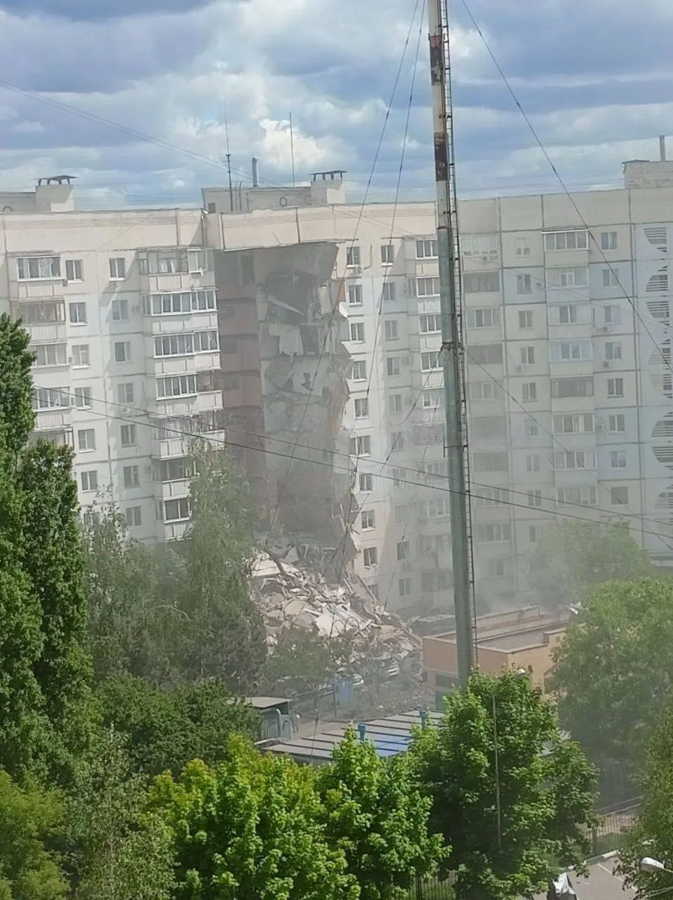 В Белгороде обрушился подъезд десятиэтажного дома. Погибли 15 человек, еще  27 ранены Минобороны РФ заявило, что в дом попал фрагмент сбитой ракеты  «Точка-У» — Meduza