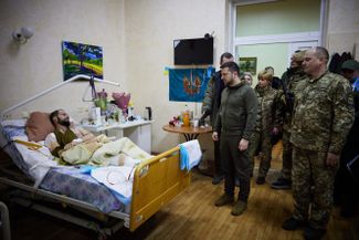 Владимир Зеленский посещает раненных в военном госпитале в Киеве