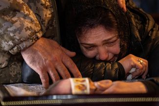 Киевлянка Лилия плачет у тела своего погибшего сына, старшего лейтенанта ВСУ Антона Зайца, во время панихиды в Михайловском Златоверхом монастыре