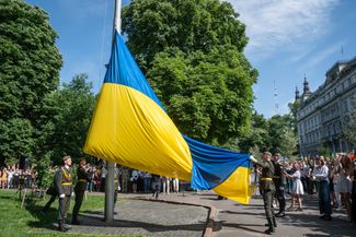Торжественная церемония поднятия государственного флага Украины по случаю Дня Конституции. Этот праздник отмечают в стране 28 июня