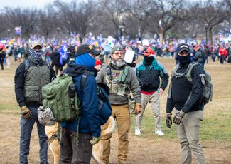 Члены организации Oath Keepers на митинге сторонников Дональда Трампа в Вашингтоне. 6 января 2021 года