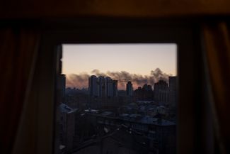 Дым поднимается после взрыва в Киеве. 17 марта 2022 года