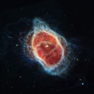 Туманность Южное Кольцо (средний инфракрасный диапазон). Она представляет собой облако газа диаметром примерно 0,5 светового года, образовавшееся из сброшенных внешних оболочек умирающей звезды.