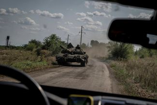 Украинские танкисты на подъезде к Работино