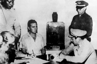 Фидель Кастро (второй слева) после нападения на казармы Монкада в июле 1953 года. Кастро и участники его отряда после нападения были заключены под стражу. Этот эпизод считается началом Кубинской революции.