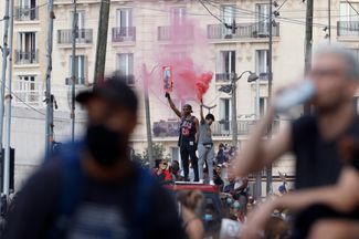 Протестующие в Париже, 2 июня 2020 года