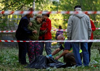 Жительница Киева у тела своей дочери, погибшей при российском авиаударе по украинской столице