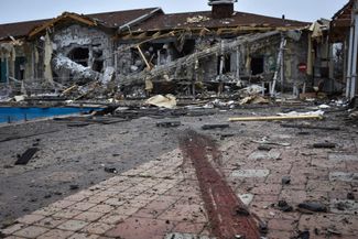 Следы крови у разрушенного взрывом ресторана «Моника Беллуччи» в Запорожье. В ночь на 18 марта в ресторан попал неизвестный боеприпас. Местные власти сообщали, что в результате удара жертв не было