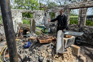 56-летний Юрий среди руин своего дома. Весной 2022-го Юрий эвакуировался в Днепропетровскую область. Он был первым жителем Богородичного, вернувшимся в село в декабре после его освобождения. Сейчас он живет в доме своего соседа