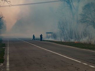 Пожарные тушат огонь на выезде из Чернобыля, 10 апреля 2020 года