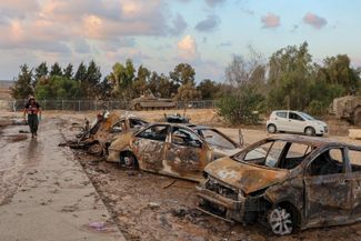 Разрушенные автомобили в кибуце Кфар-Аза. 11 октября 2023 года