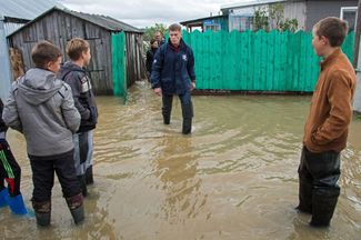 Олег Кожемяко инспектирует наводнение в сахалинском селе Сокол, 10 октября 2015 года