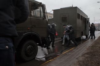 Задержание участников несанкционированного митинга на День воли в Минске 25 марта. Акцию жестко разогнали силовики: всего были задержаны более 700 человек, 149 из них были приговорены к арестам и штрафам