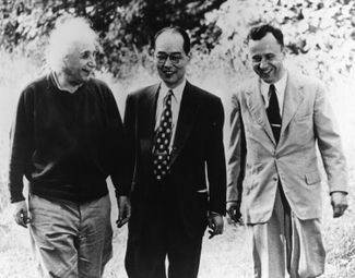 Альберт Эйнштейн, Хидеки Юкава и Джон Уилер беседуют вместе в Принстоне, 1954 год