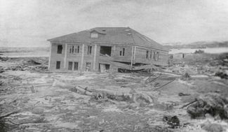 Дом в Северо-Курильске, разрушенный цунами 5 ноября 1952 года