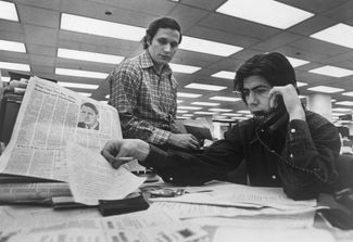 Боб Вудворд и Карл Бернстин в редакции The Washington Post. 29 апреля 1973 года