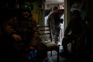 Украинские военные в квартире под Торецком, где они живут, пока идут боевые действия