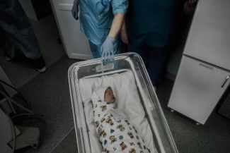 Ребенок, родившийся с помощью кесарева сечения, сделанного из-за врастания плаценты