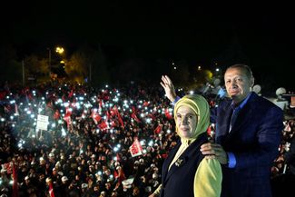 Реджеп Тайип Эрдоган с женой после референдума, Стамбул, 16 апреля 2017 года