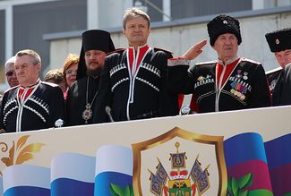 Александр Ткачев (в центре) во время парада Кубанского казачьего войска в честь Дня реабилитации кубанского казачества. 21 апреля 2013-го