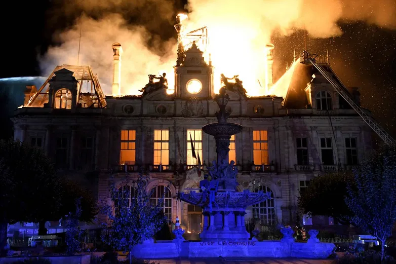 Во Франции СНОВА протесты. В Париже на улице вышли десятки тысяч, по всей стране — больше 150 тысяч