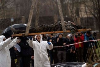 Тело, извлеченное из братской могилы в Буче. 8 апреля там начали проводить эксгумацию тел