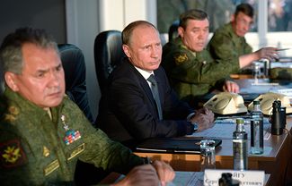 Президент России Владимир Путин с министром обороны Сергеем Шойгу наблюдают за учениями, сентябрь 2015 года