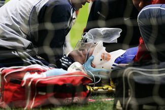 Джон Терри после травмы в финале Кубка футбольной лиги с «Арсеналом», 25 февраля 2007 года