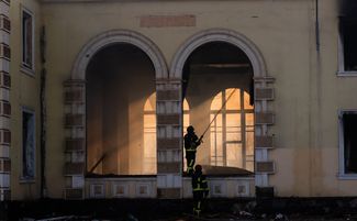 Пожарный работает в здании вокзала в Константиновке