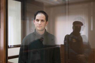 Журналист The Wall Street Journal Эван Гершкович перед слушанием по рассмотрению апелляции на продление его предварительного заключения в Мосгорсуде. 20 февраля 2024 года