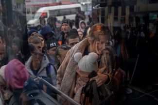 Люди садятся автобус, отправляющийся из Киева