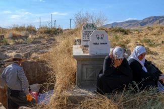 Жительницы Хасанкейфа ждут, пока останки их родственников будут перенесены с городского кладбища на новое, построенное в Новом Хасанкейфе. 13 сентября 2019 года