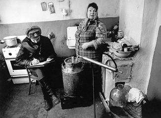 Участковый инспектор составляет протокол в доме самогонщицы, Краснодарский край, 1987 год
