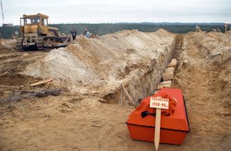 In June 1995, more than 400 new graves were dug in the Neftegorsk cemetery. Many of them were family graves.