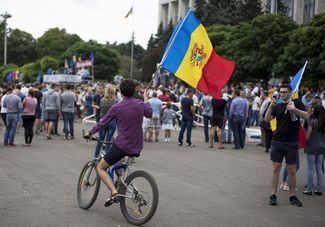 Протестующие в Кишиневе. 6 сентября 2015 года