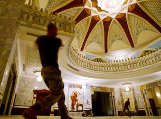 16 сентября 2003 года. Тикрит, Ирак. Американские военные играют в бейсбол в одном из дворцов Хусейна. Часть резиденций оказалась разграблена, фото и видео сохранившихся роскошных интерьеров опубликовали СМИ по всему миру.