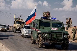 Курдские формирования покидают территорию вблизи границы Сирии и Турции под присмотром российских войск. 27 октября 2019 года