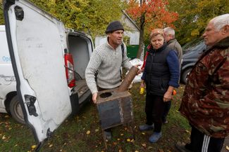 Волонтеры раздают жителям сел Николаевской области дровяные печи
