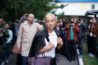 Юлия Навальная у омской больницы