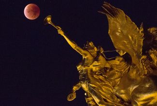 Париж: Луна и статуя на мосту Александра III