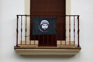 A “Free Pablo Gonzalez” banner hangs from a balcony in Nabarniz, a town located in the Basque Country. August 1, 2024.